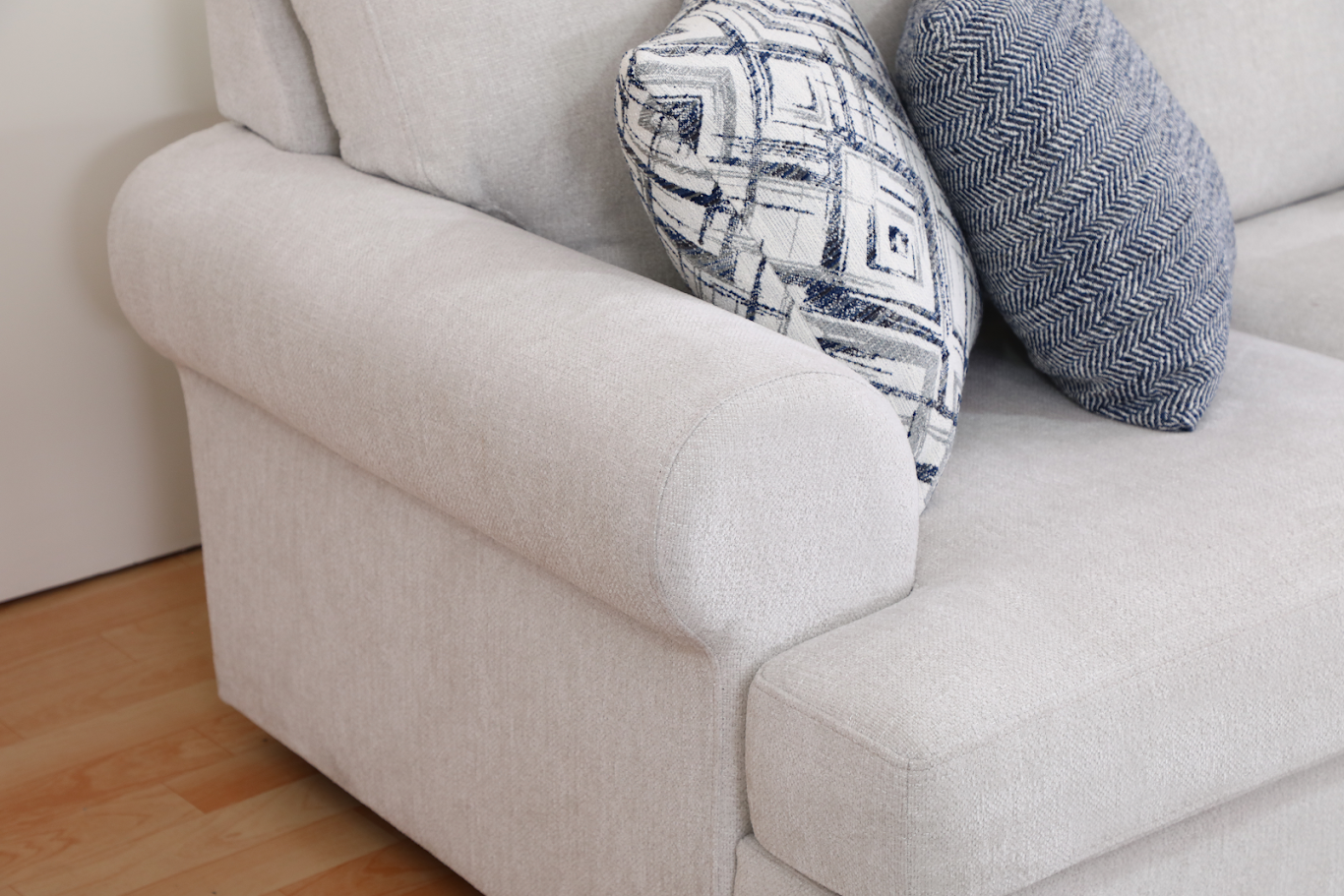 Elegant Off-White Living Room Set RF1622-001Kit-2
