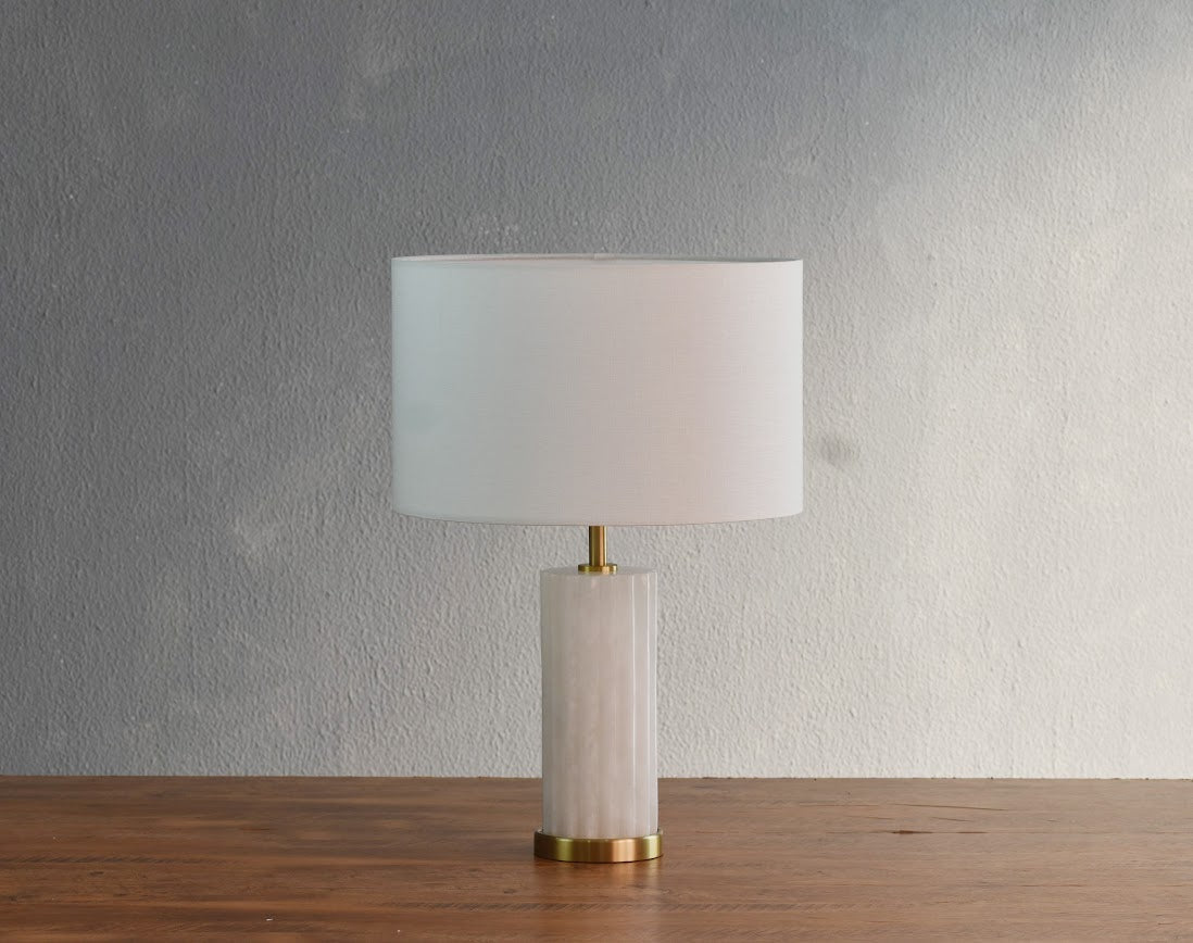 TABLE LAMP W / SHADE