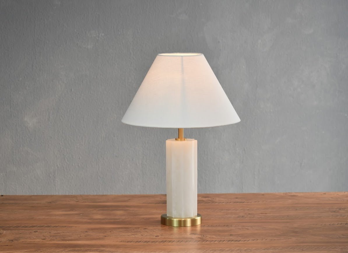 TABLE LAMP W / SHADE